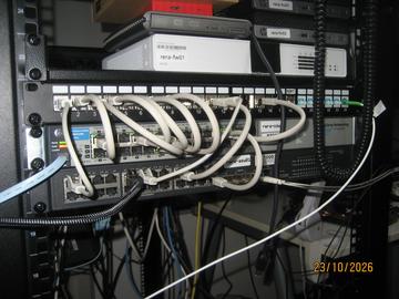 Homelab-Rack: oben zwei HP Mini-PCs, darunter Firewall, Patchpanel und zwei Switches