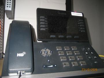 Yealink-Tischtelefon mit Etikett rera-rackphone